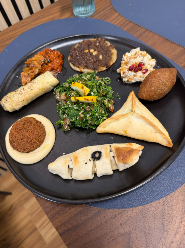 Assiette composée avec viande 